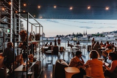 Sommer Lounge auf der Luzerner Terrasse des KKL Luzern mit Sicht auf die Stadt und den See