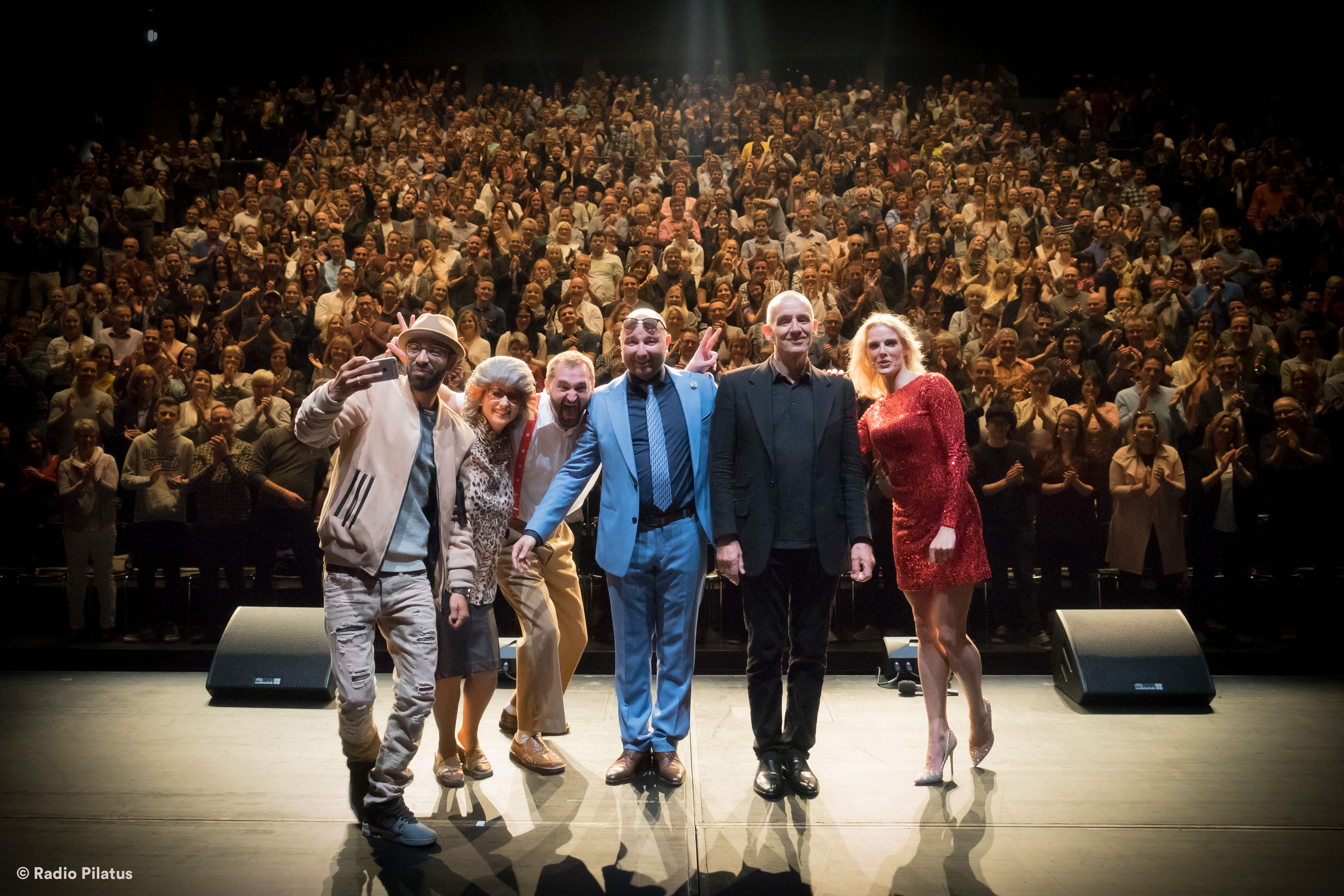 Group picture of the Performers of the Radio Pilatus Comedy Night in the Lucerne Hall of the KKL Lucerne