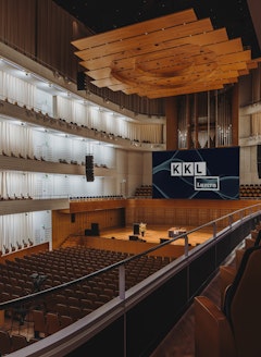 Konzertsaal mit Leinwand für Kongresse im KKL Luzern
