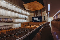 Konzertsaal mit Leinwand für Kongresse im KKL Luzern