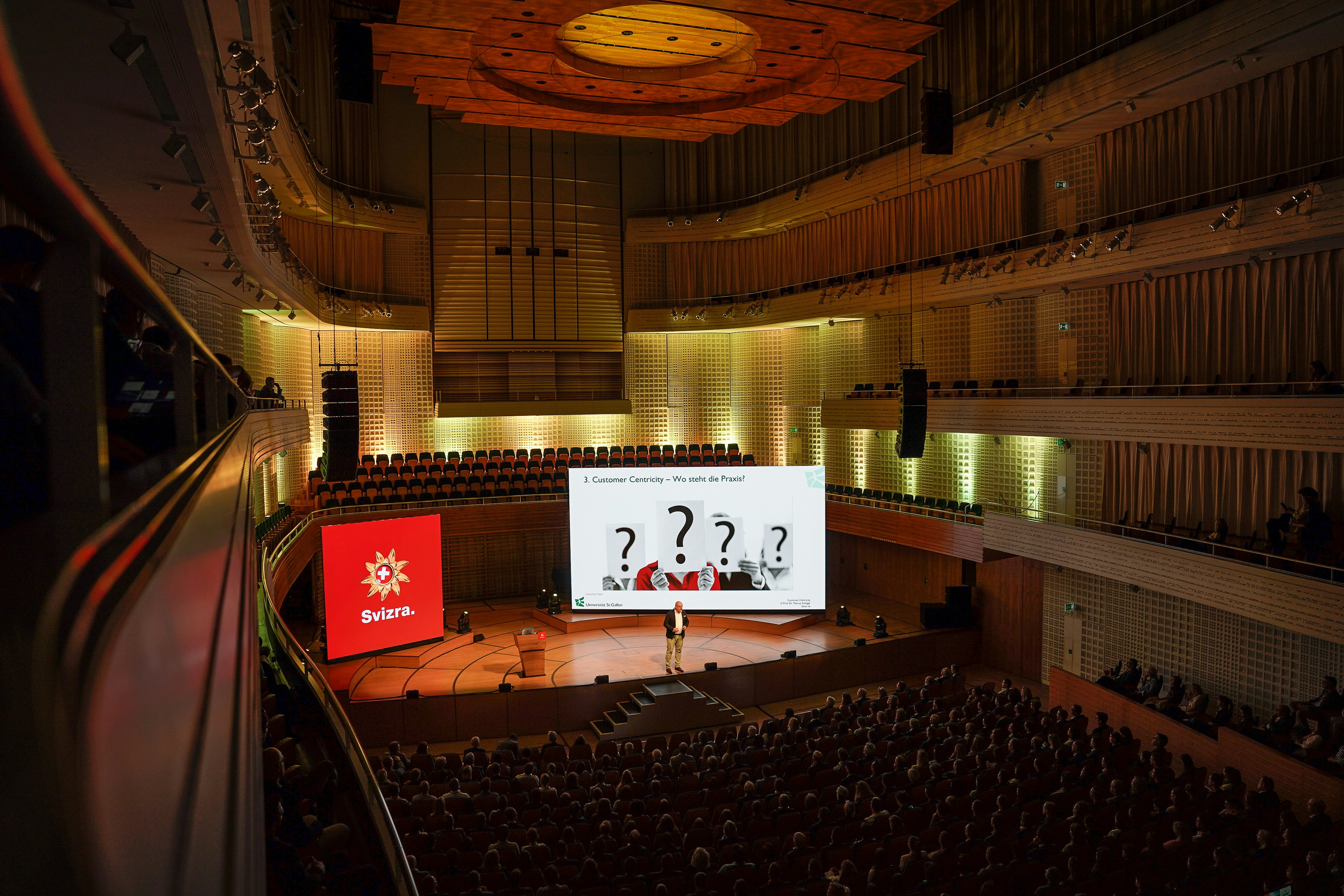 Schweiz Tourismus Kongress Plenum mit Keynote Speech im Konzertsaal des KKL Luzern