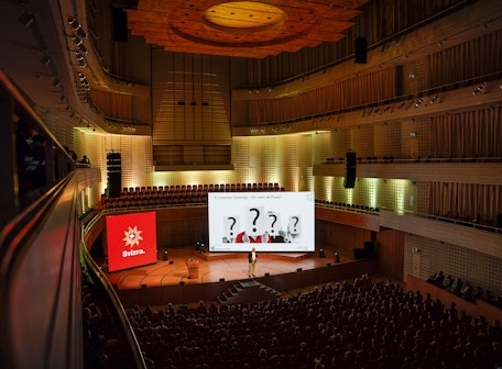 Schweiz Tourismus Kongress Plenum mit Keynote Speech im Konzertsaal des KKL Luzern
