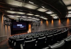 Auditorium mit Leinwand im KKL Luzern