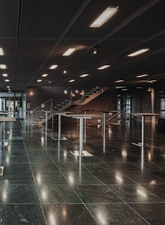 Auditoriumsfoyer mit Stehtischen im KKL Luzern