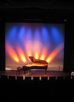 Flügel auf der Bühne des Auditoriums im KKL Luzern