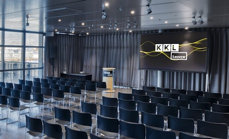 Meeting im Terrassensaal des KKL Luzern mit Reihenbestuhlung und Screen