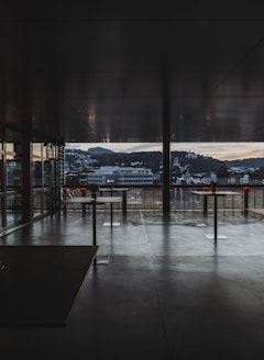 Die Terrasse des Terrassensaals im KKL Luzern während der Abenddämmerung