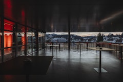 Die Terrasse des Terrassensaals während der Abenddämmerung