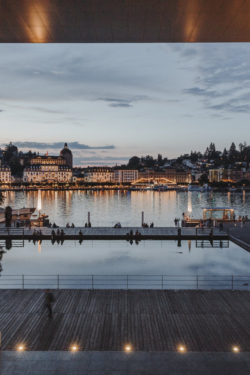 Die Luzerner Terrasse im KKL Luzern mit Blick auf Luzern am Abend