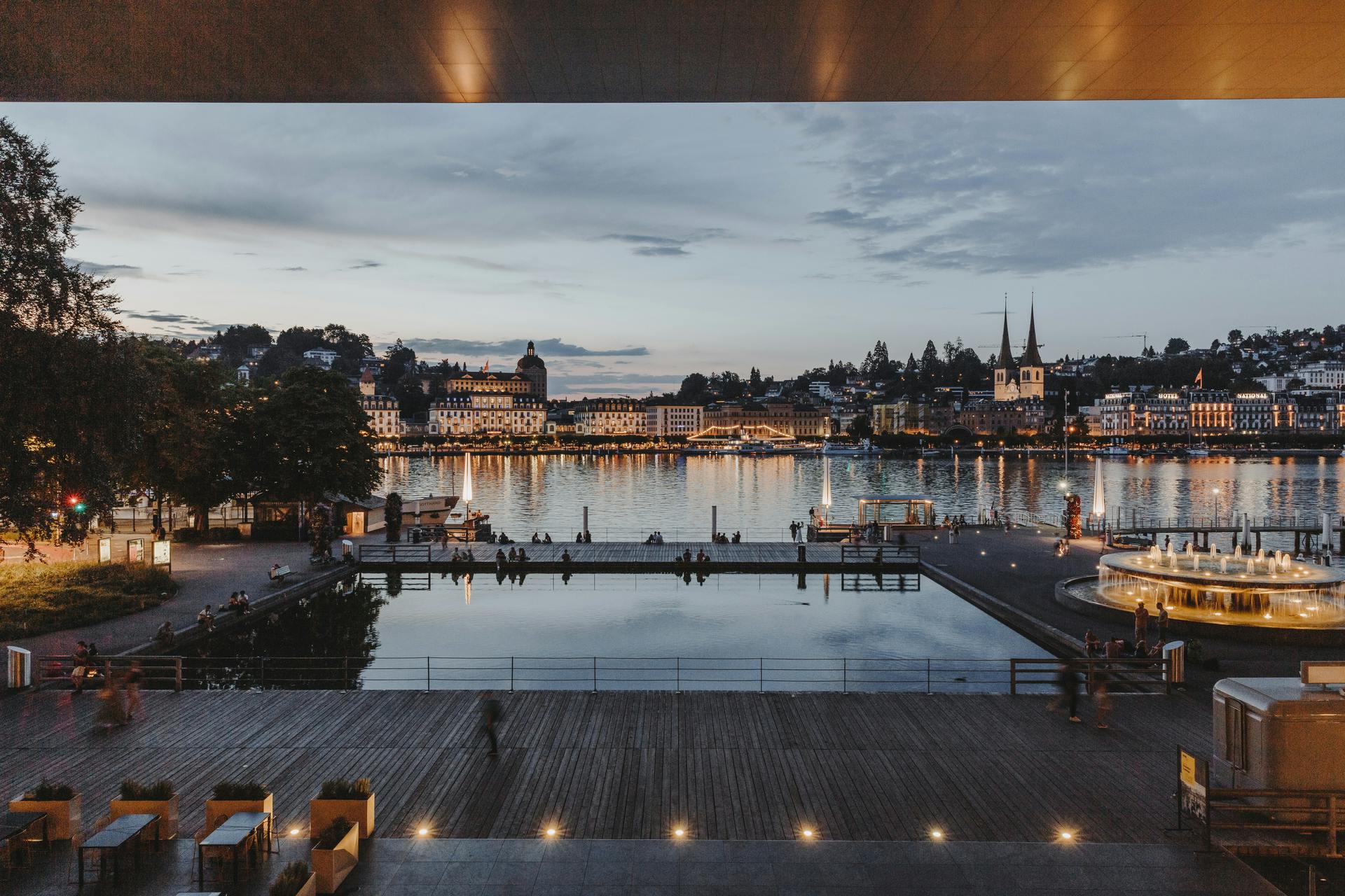 Die Luzerner Terrasse im KKL Luzern mit Blick auf Luzern am Abend