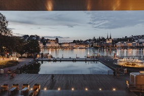 Die Luzerner Terrasse im KKL Luzern mit Blick auf Luzern am Abend