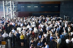 Gastronomie mit vielen Personen auf der Luzerner Terrasse des KKL Luzern