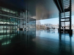 Personen stehen auf der Luzerner Terrasse im KKL Luzern