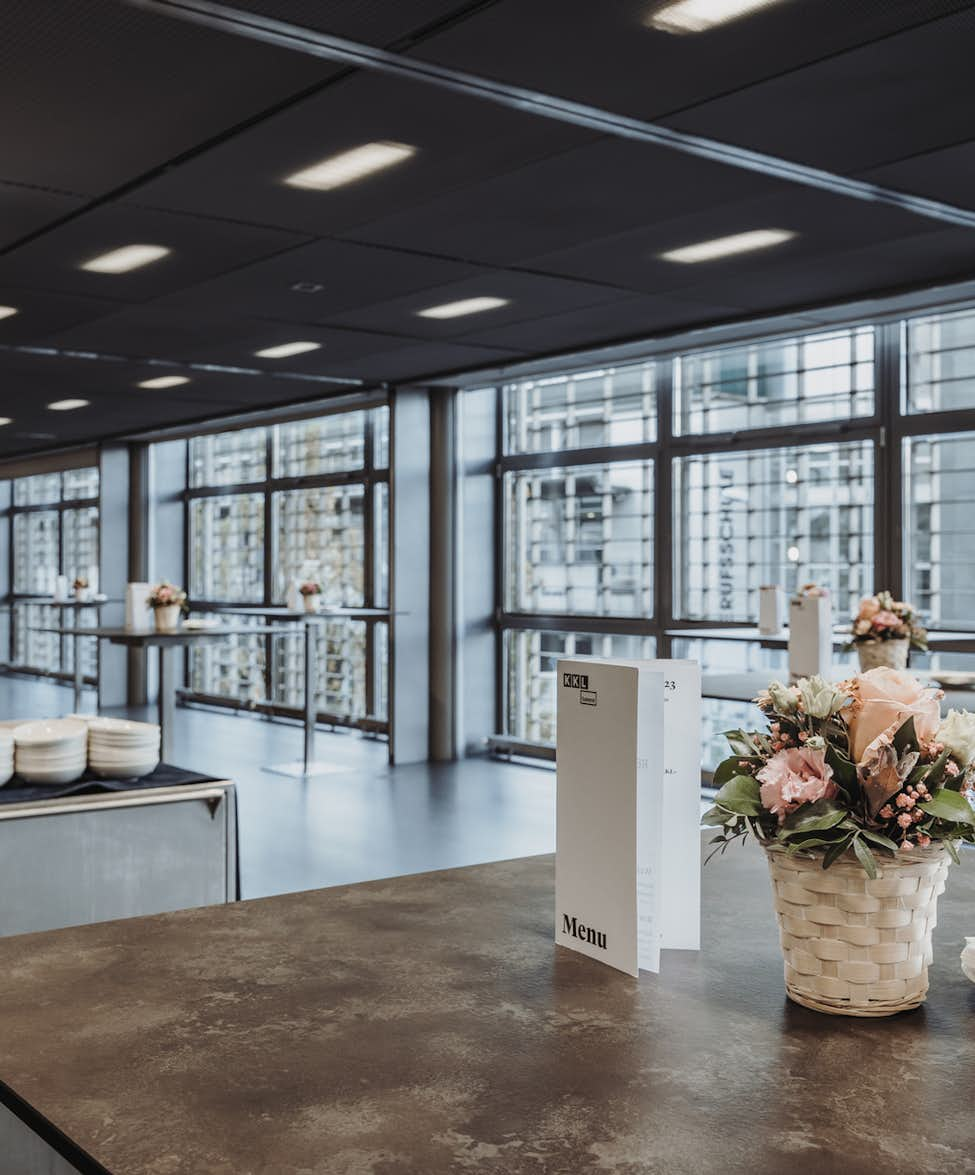 Buffet während Kongress in den Clubräumen im KKL Luzern mit Blumendekoration