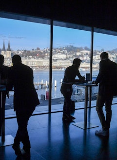 Networking session in the Panoramafyoer at a Congress in the KKL Lucerne
