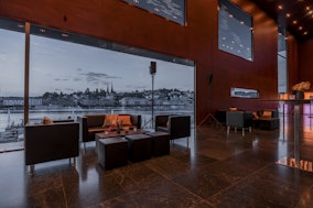 Das Panoramafoyer im KKL Luzern bietet eine wunderbare Aussicht auf die Stadt und den See.