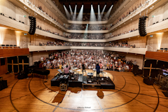 Hecht performs in the Concert Hall of the KKL Lucerne for the benefit of Ukraine. © Nicole Rötheli