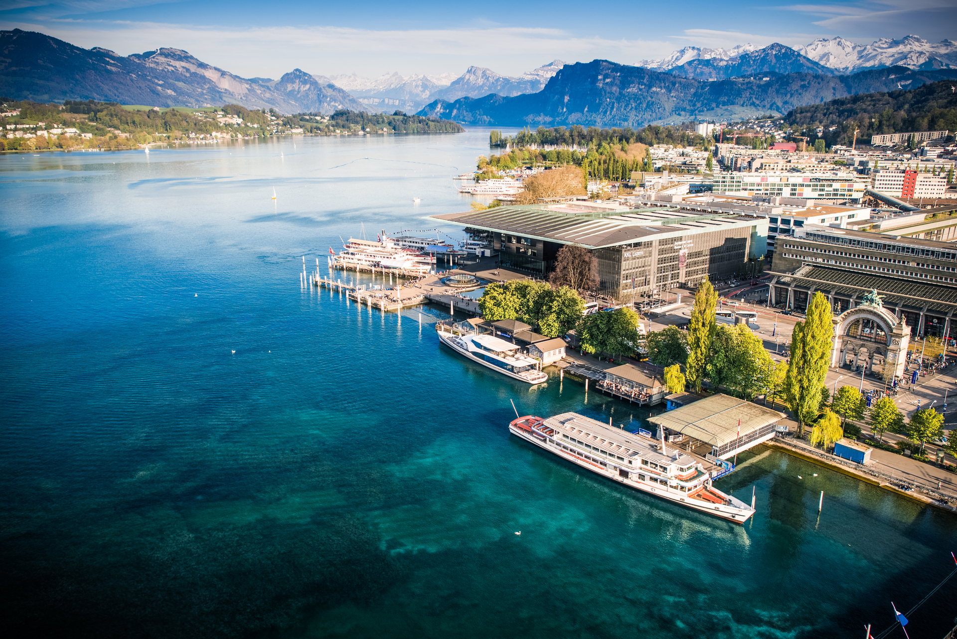 Das KKL Luzern liegt direkt neben dem Bahnhof und am Vierwaldstättersee.