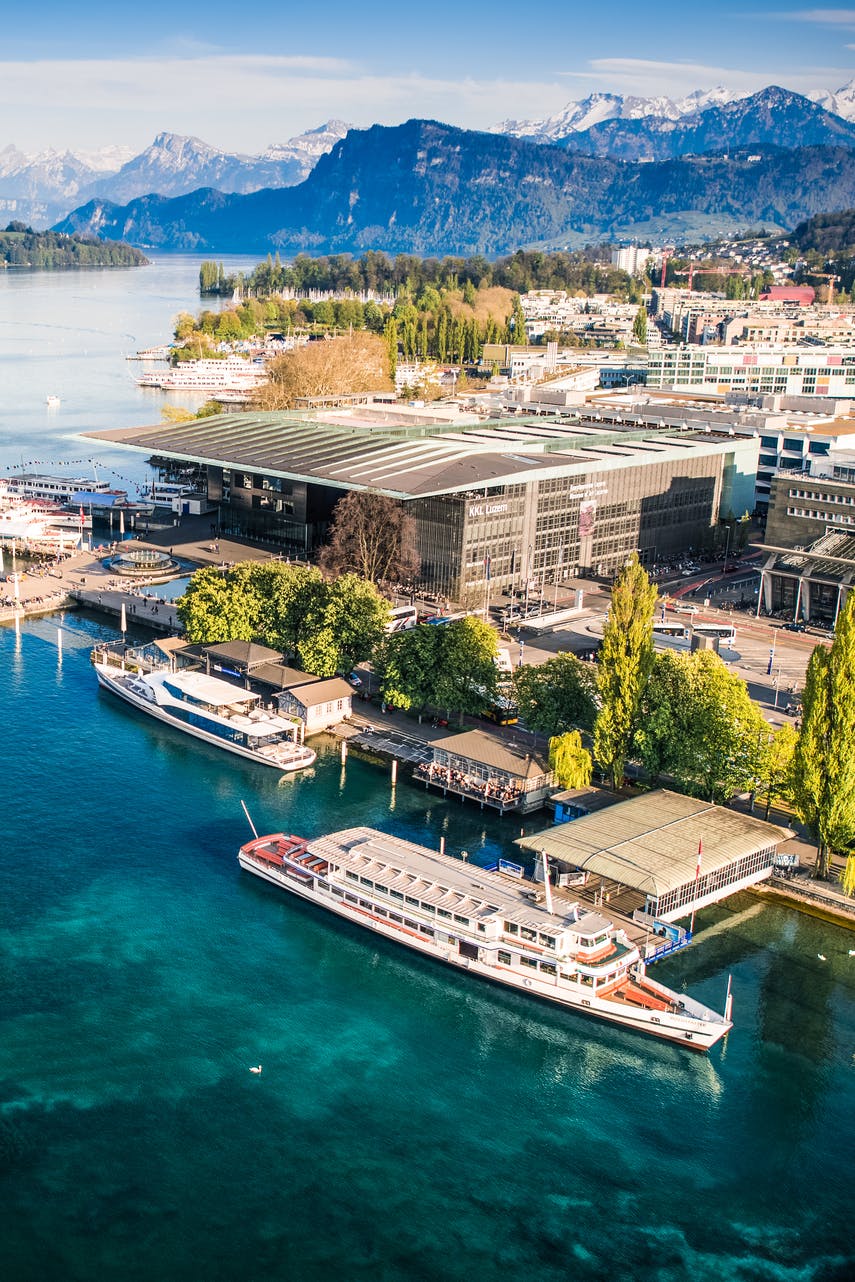 Das KKL Luzern liegt direkt neben dem Bahnhof und am Vierwaldstättersee.