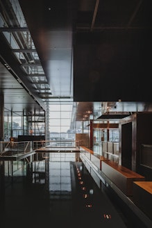 Blick vom Wasserkanal zu den grossen Fenstern. Die Architektur des KKL Luzern von Jean Nouvel ist im Fokus.