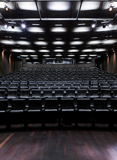 Bild von der Bühne des Auditoriums im KKL Luzern zu den Sitzreihen.