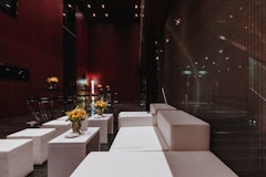 Panoramafoyer im KKL Luzern mit White Lounge in der Nacht für Hospitality