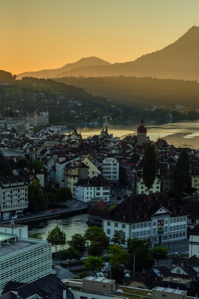 Sonnenaufgang über Luzern mit der Rigi im Hintergrund