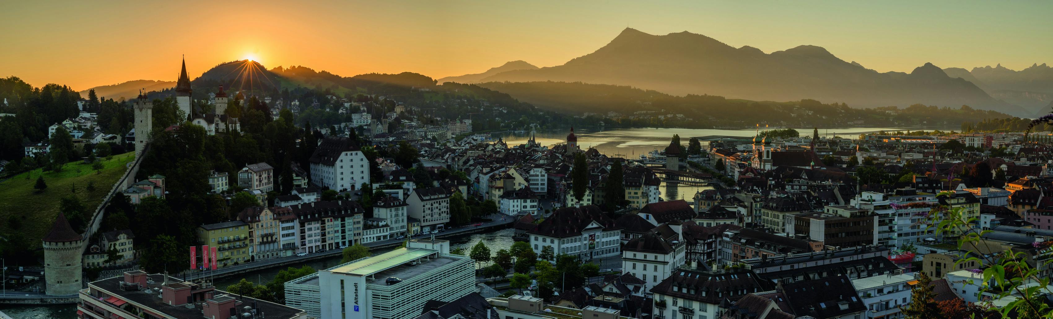 Sonnenaufgang über Luzern mit der Rigi im Hintergrund