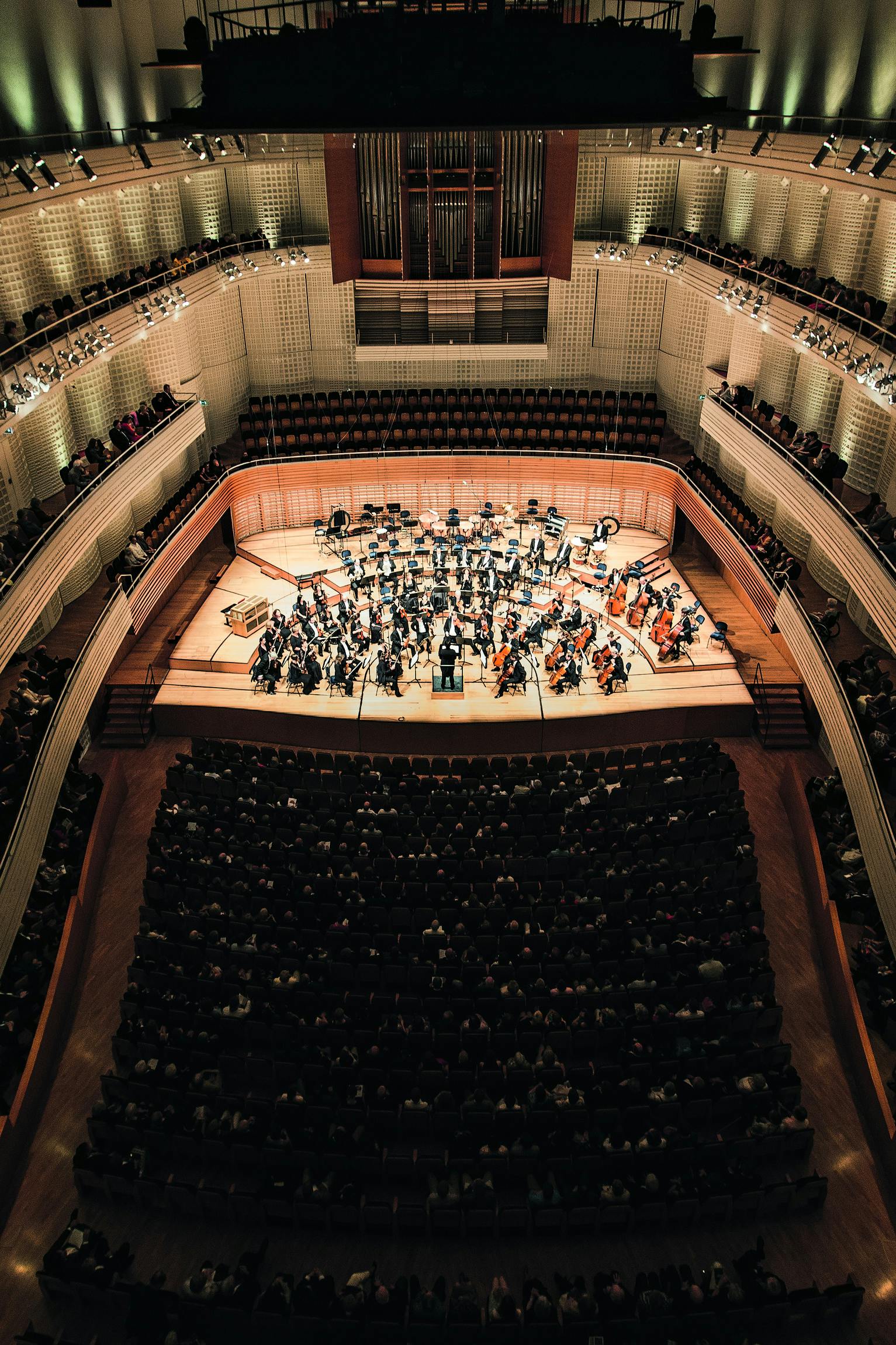 Klassisches Konzert im Konzertsaal des KKL Luzern mit Sicht vom 4. Balkon auf die Bühne.