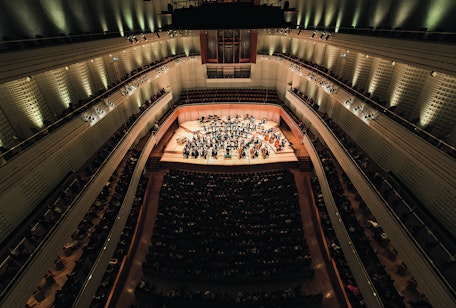 Klassisches Konzert im Konzertsaal des KKL Luzern mit Sicht vom 4. Balkon auf die Bühne.