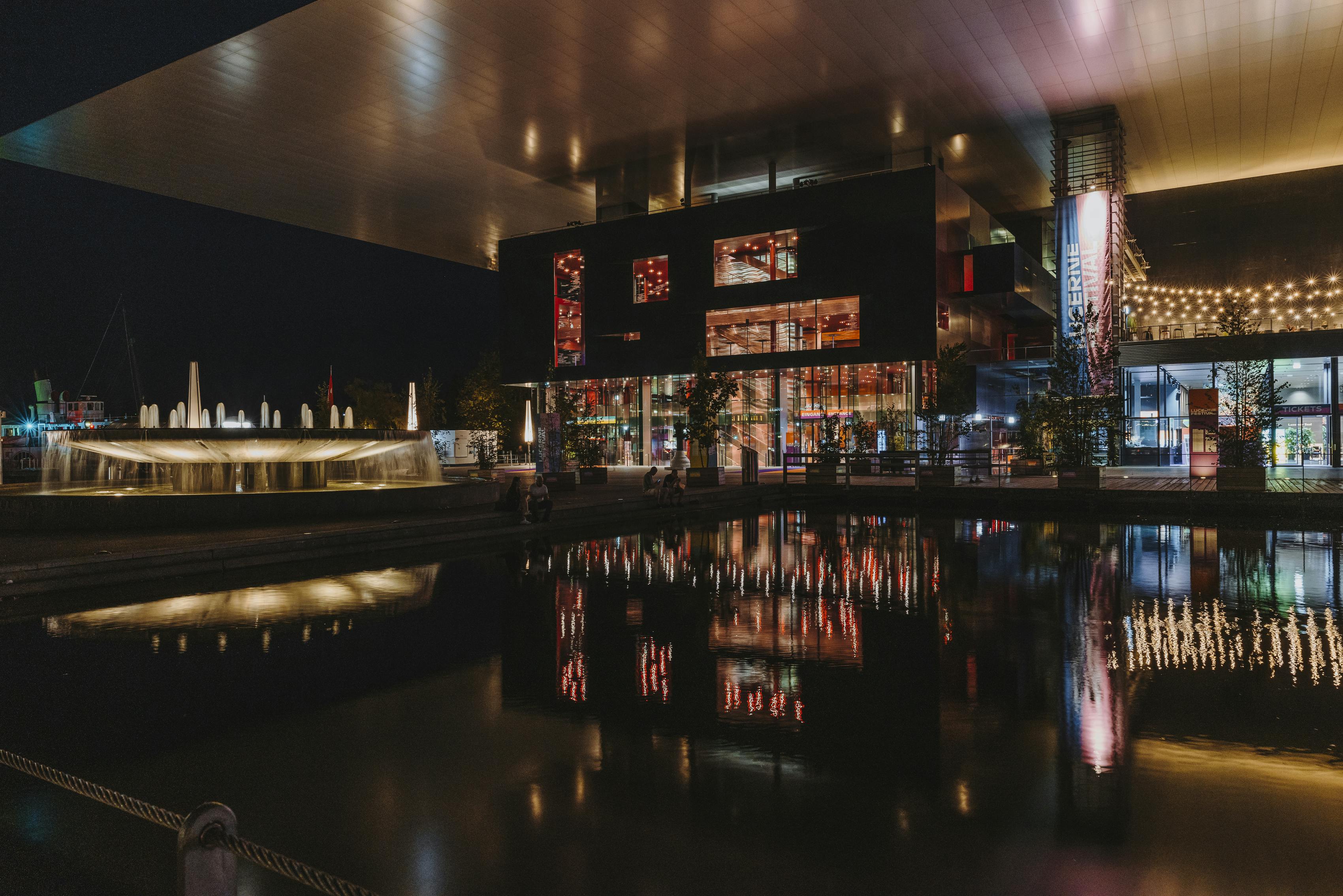 Das KKL Luzern von Aussen in der Nacht während dem Lucerne Festival