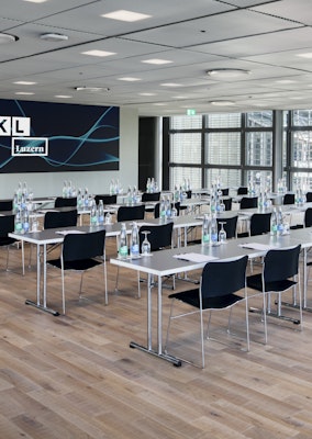Seminarbestuhlung mit LED Wand im Deuxième im KKL Luzern