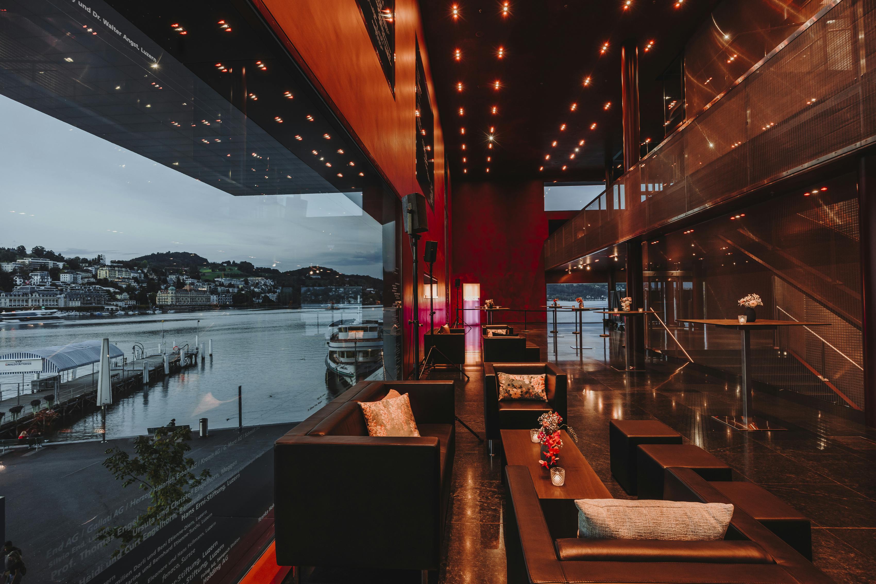 Hospitality im Panoramafoyer des KKL Luzern mit wunderschöner Aussicht auf den Vierwaldstättersee