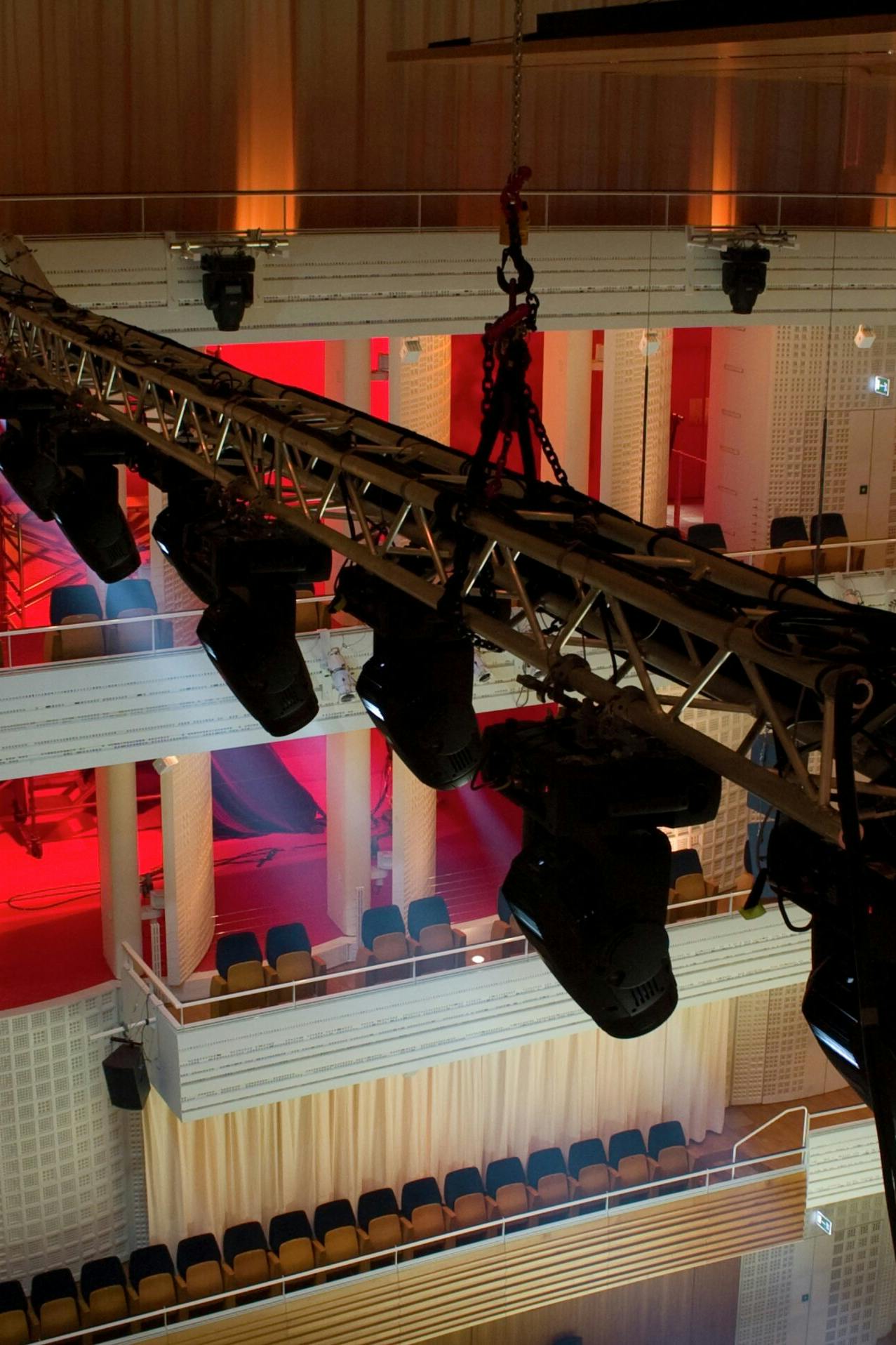Die Eventtechnik instzeniert schöne Lichtstimmungen im Konzertsaal des KKL Luzern