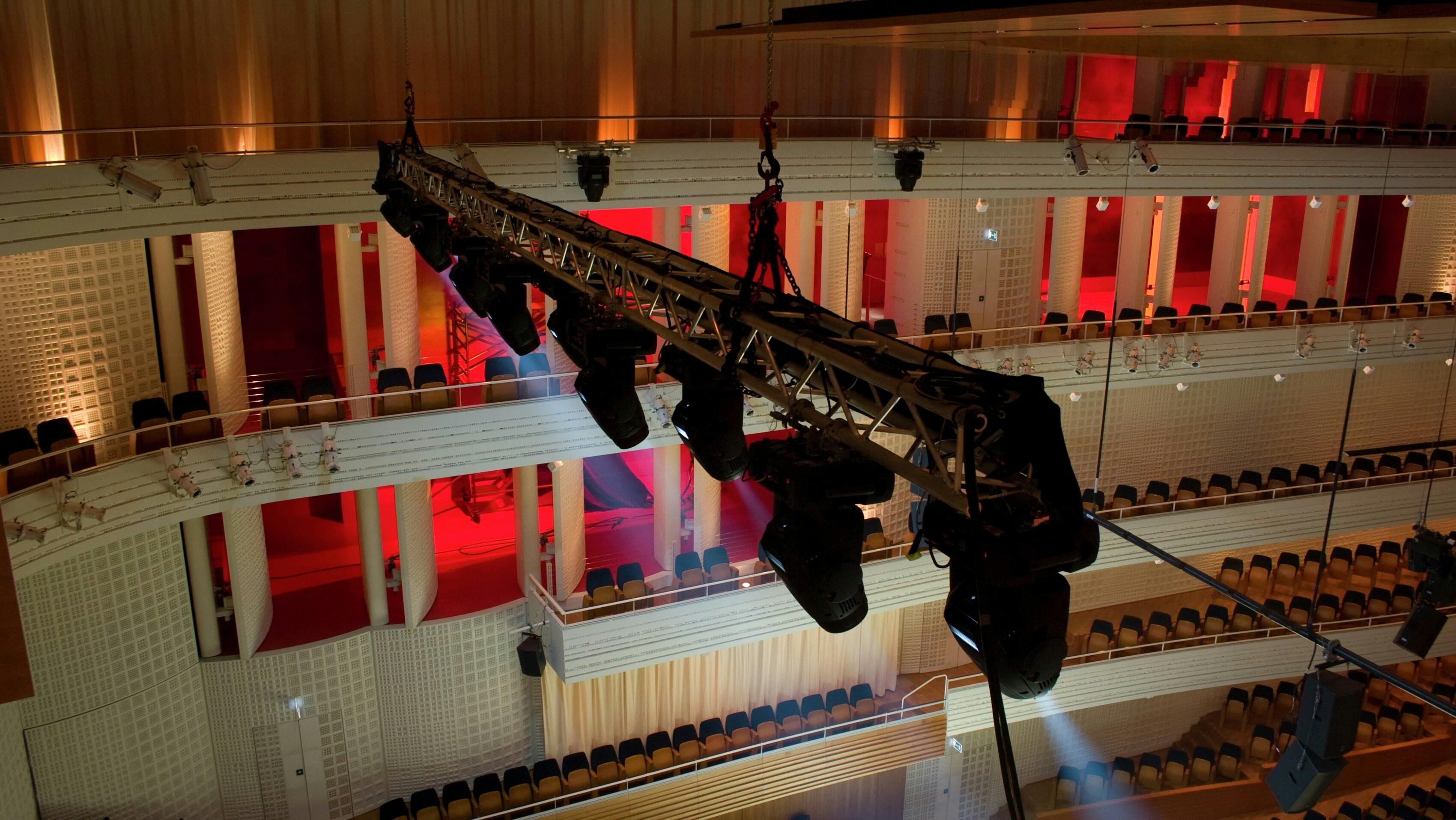 Die Eventtechnik instzeniert schöne Lichtstimmungen im Konzertsaal des KKL Luzern