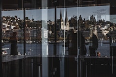 Spiegelung und Reflexion der Stadt Luzern in den Scheiben des KKL Luzern