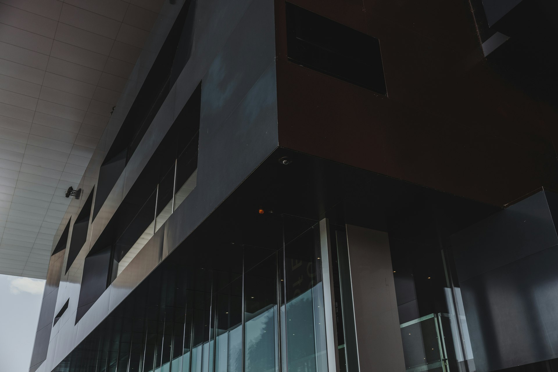 Detailfotografie der KKL Architektur von Aussen mit Fokus auf die Ecken und Kanten.