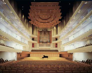 Der Konzertsaal im KKL Luzern mit einem Flügel auf der Bühne
