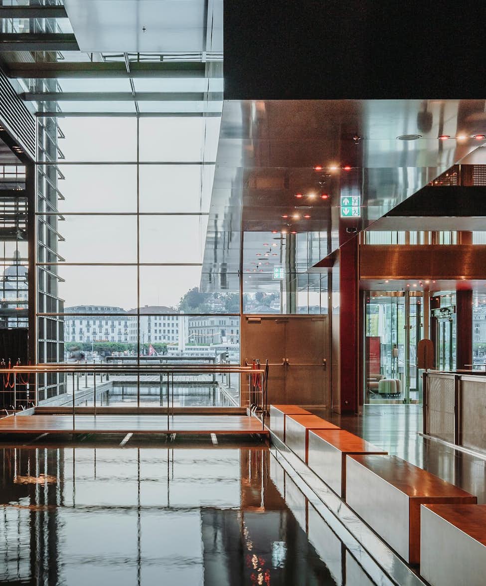 Blick vom Wasserkanal zu den grossen Fenstern. Die Architektur des KKL Luzern von Jean Nouvel ist im Fokus.