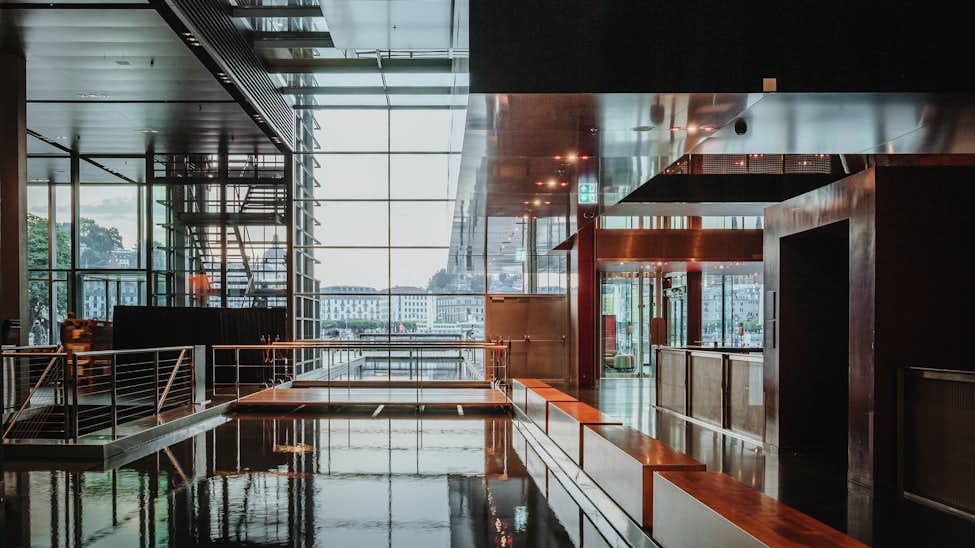 Blick vom Wasserkanal zu den grossen Fenstern. Die Architektur des KKL Luzern von Jean Nouvel ist im Fokus.