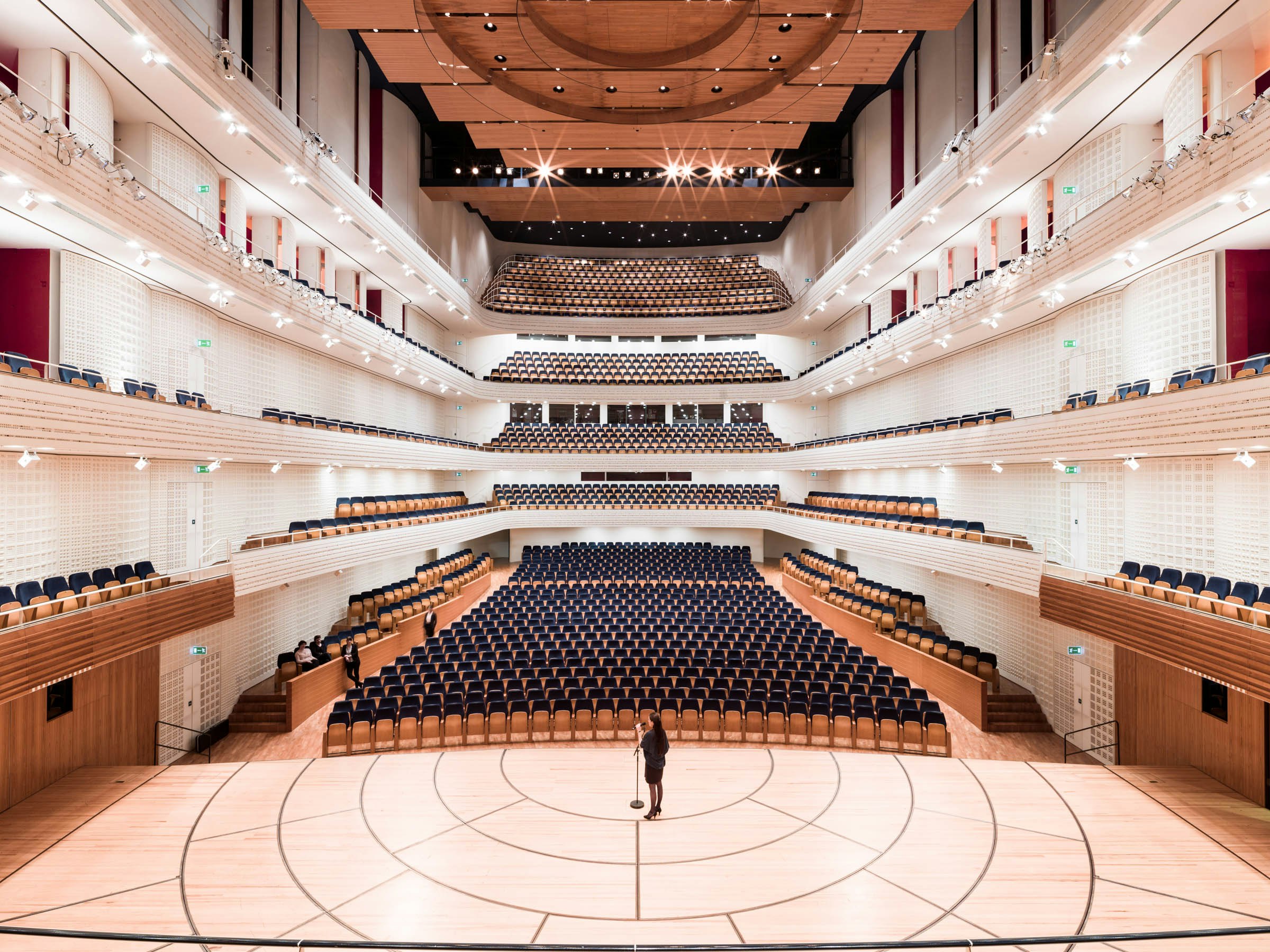 Person auf der Bühne im Konzertsaal im KKL Luzern