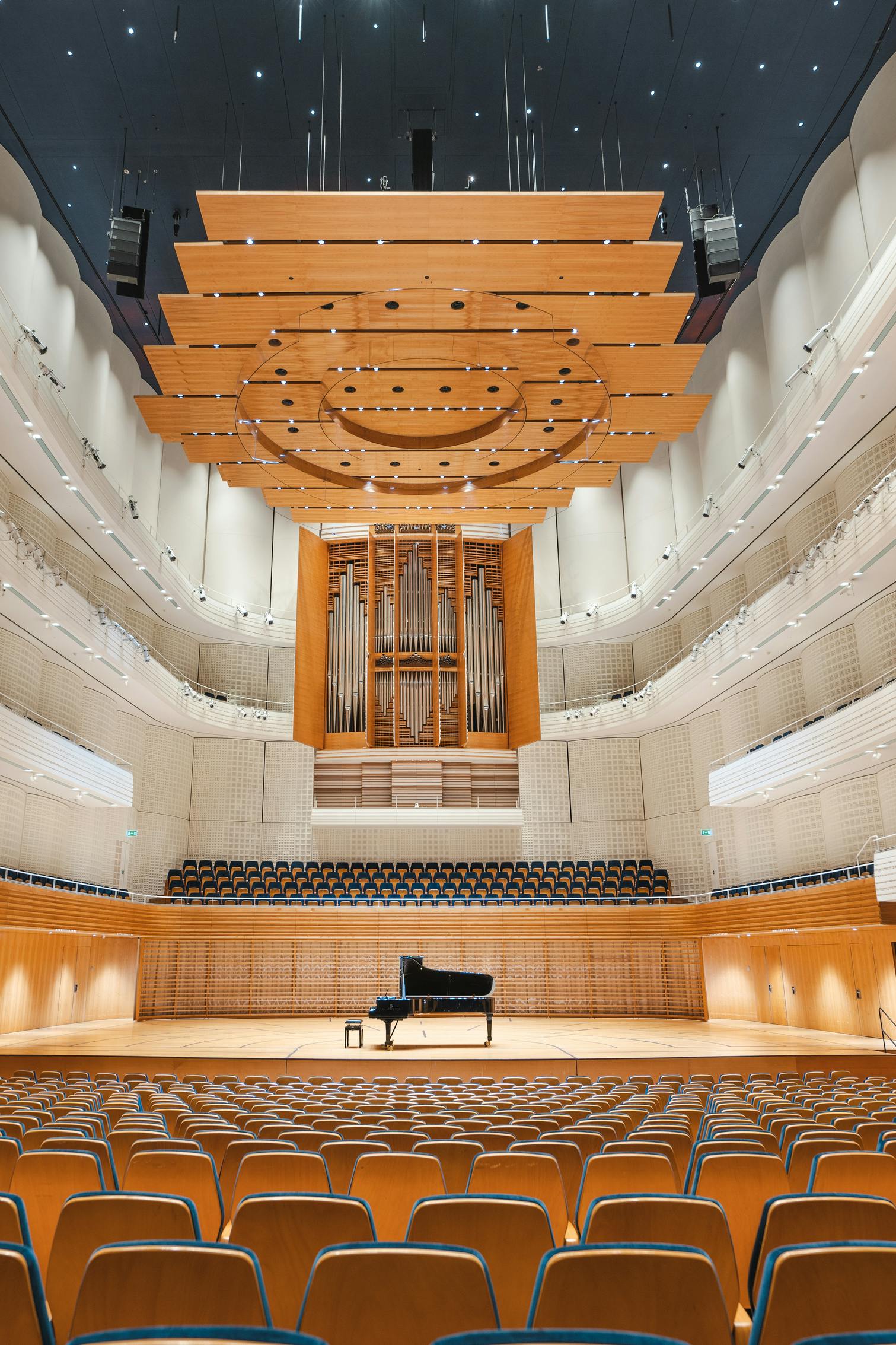 Der Konzertsaal im KKL Luzern mit einem Flügel auf der Bühne
