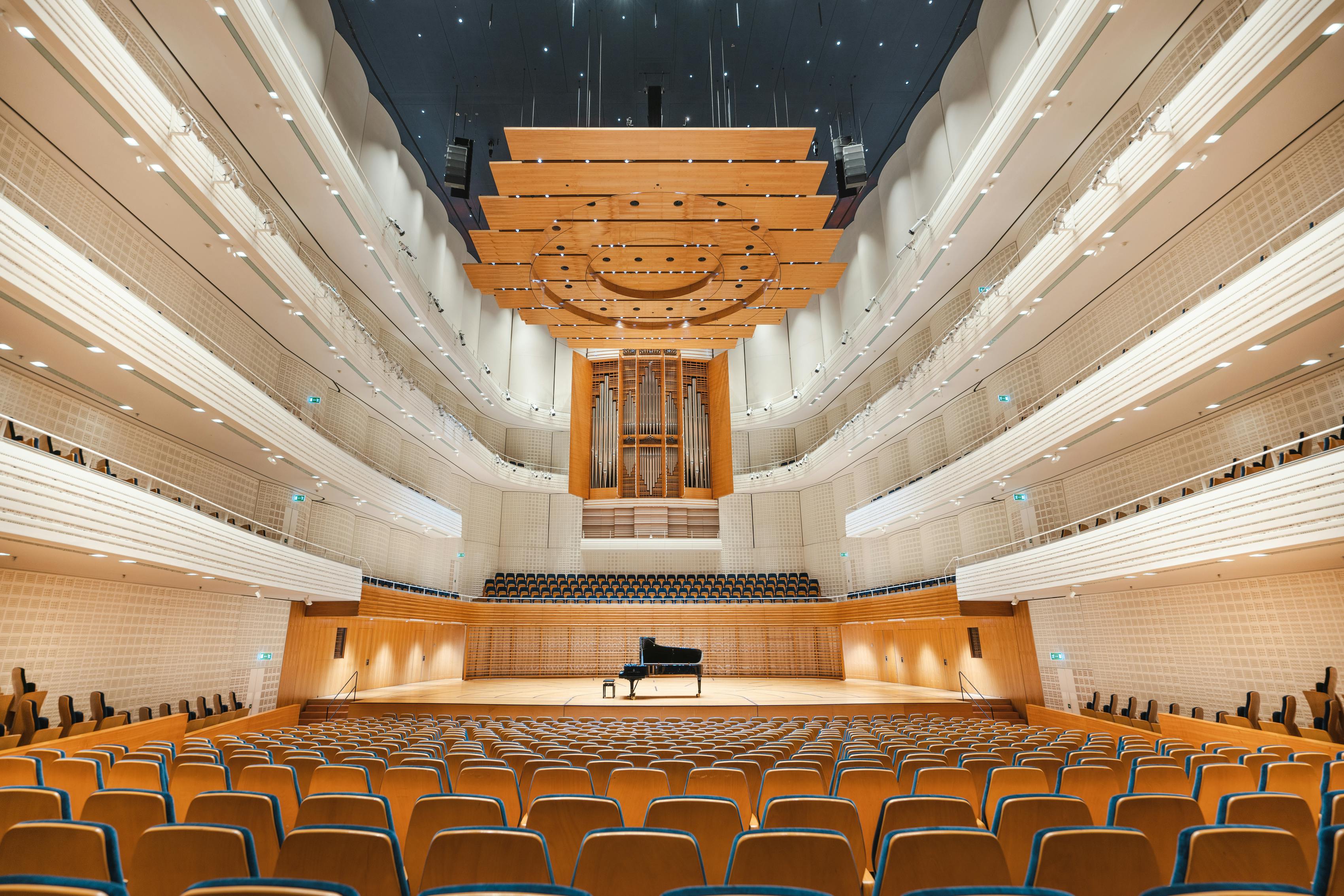 Der Konzertsaal im KKL Luzern mit einem Flügel auf der Bühne