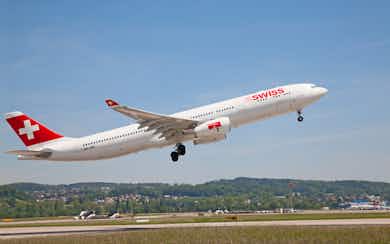Ein Flugzeut der Swiss startet am Flughafen Zürich.
