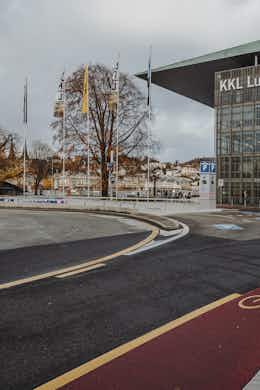 Direkt unter dem KKL Luzern befindet sich ein Parkaus.
