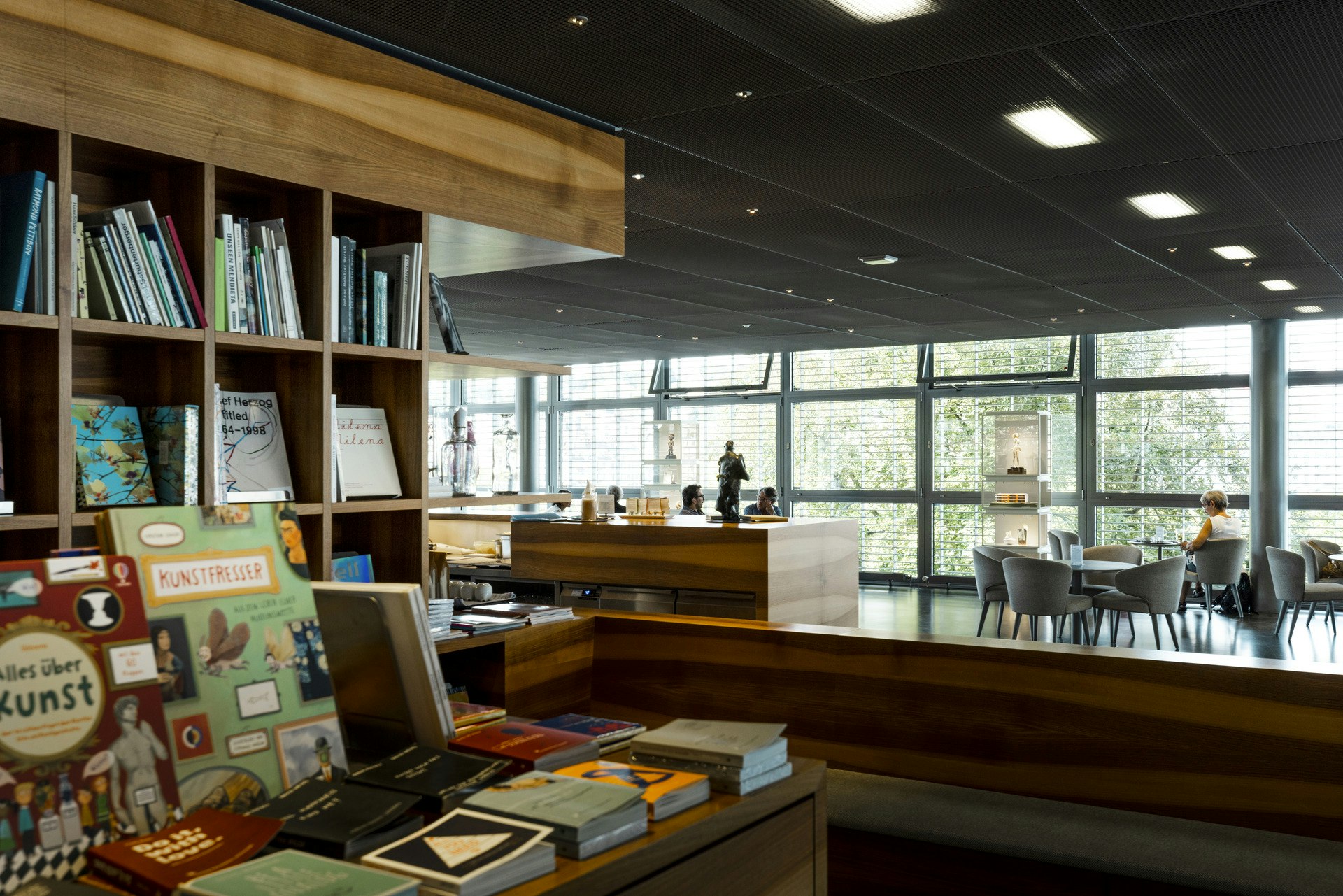 Museumsshop Kunstmuseum Luzern mit dem Café im Hintergrund