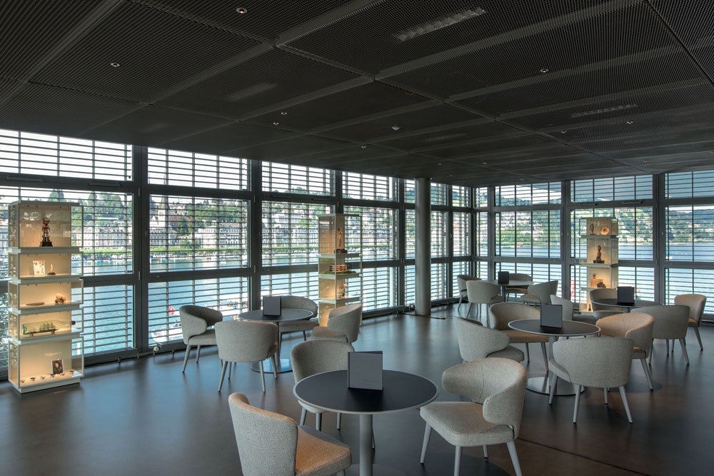 Café im Kunstmuseum Luzern mit Sicht auf den Vierwaldstättersee
