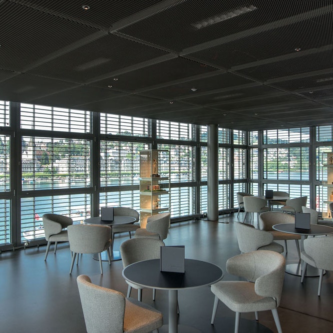Café im Kunstmuseum Luzern mit Sicht auf den Vierwaldstättersee