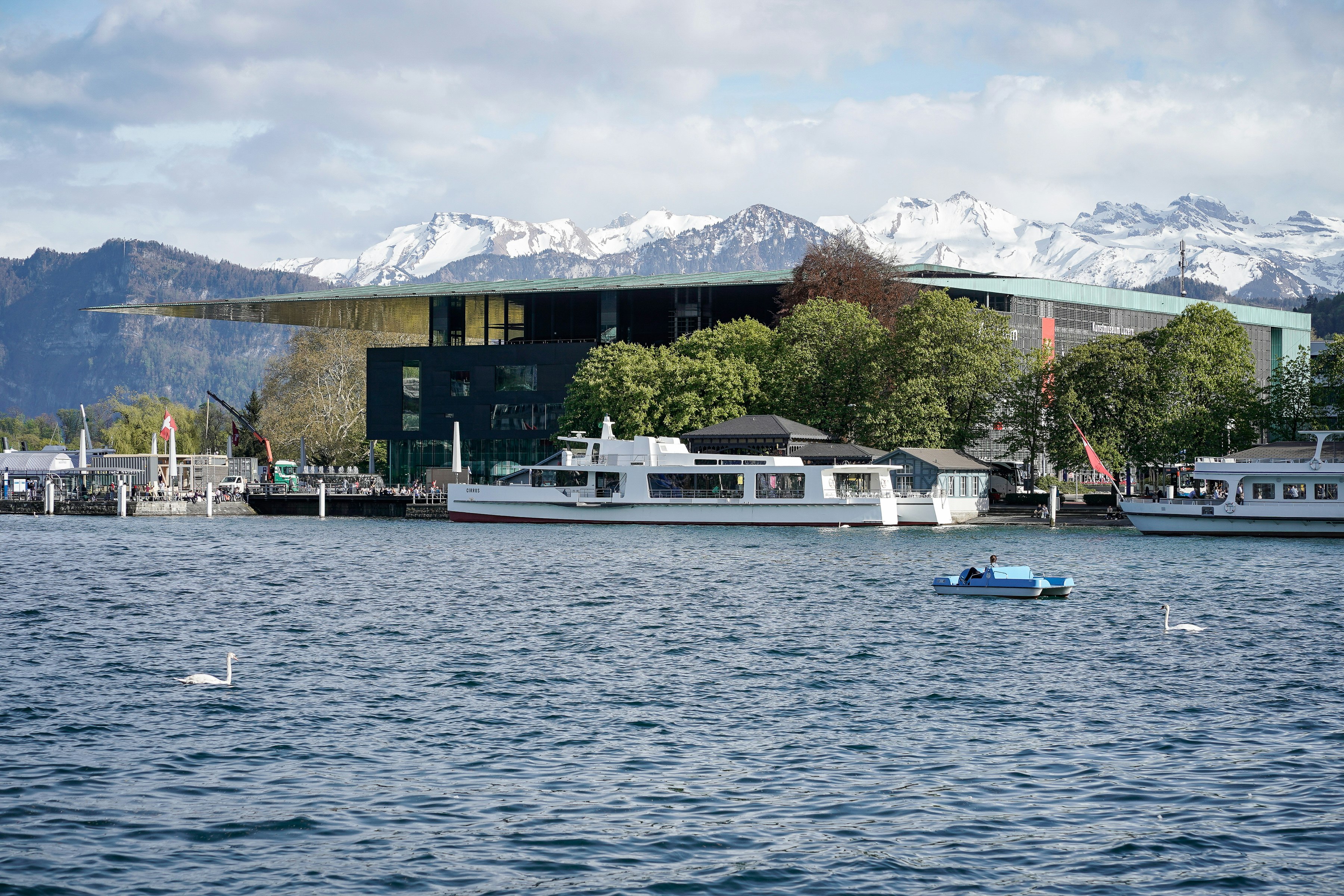 KKL Luzern mit Bergkulisse im Hintergrund