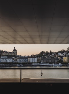 Die Aussicht unter dem grossen Dach auf die Stadt Luzern und den Vierwaldstättersee